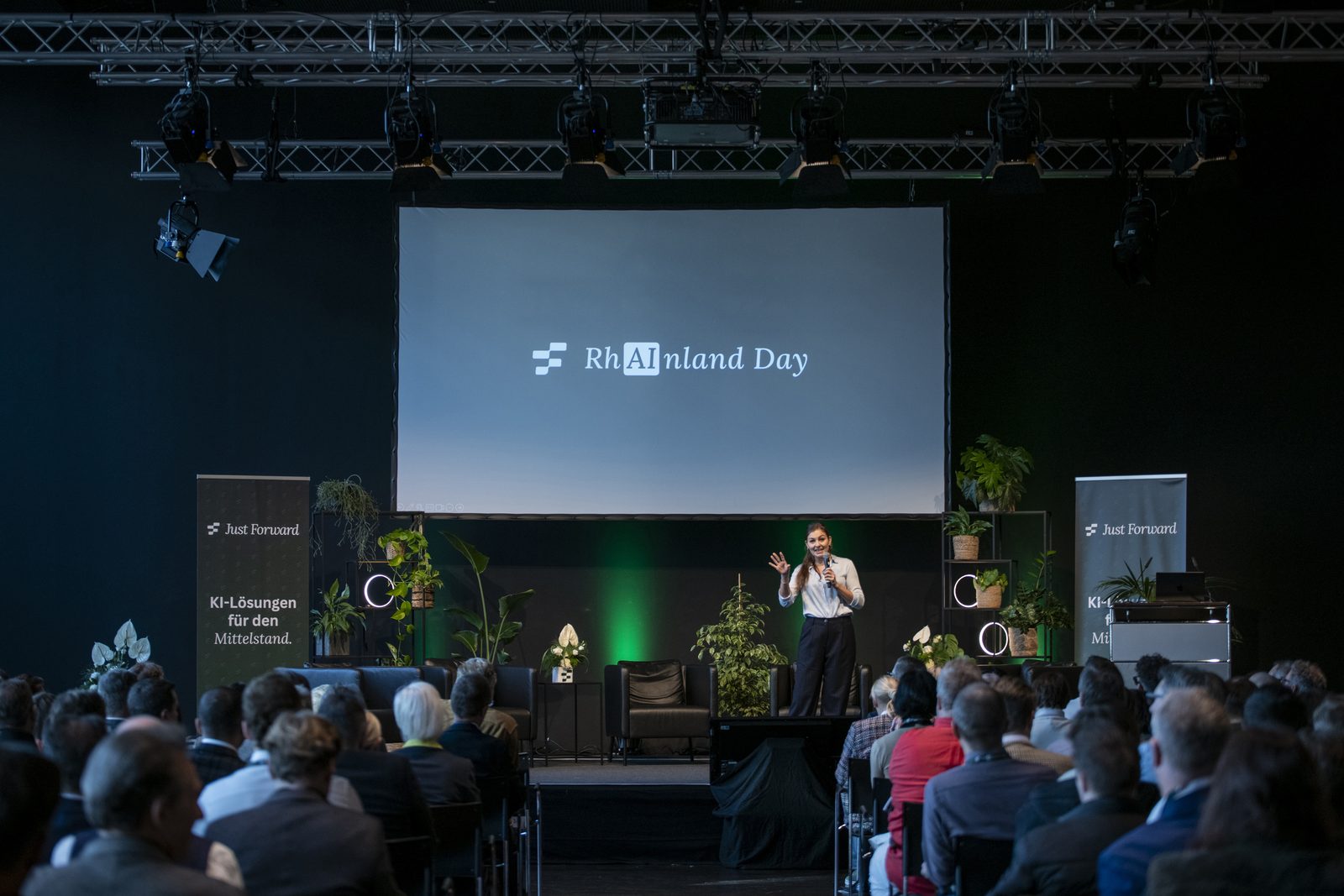 Larissa Klein moderiert auf der Hauptbühne des RhAInland Day 2025