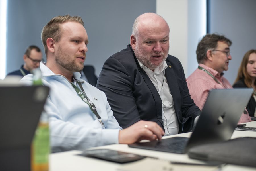 Axel Küpper, rechts im Bild, im Workshop beim RhAInland Day 2025