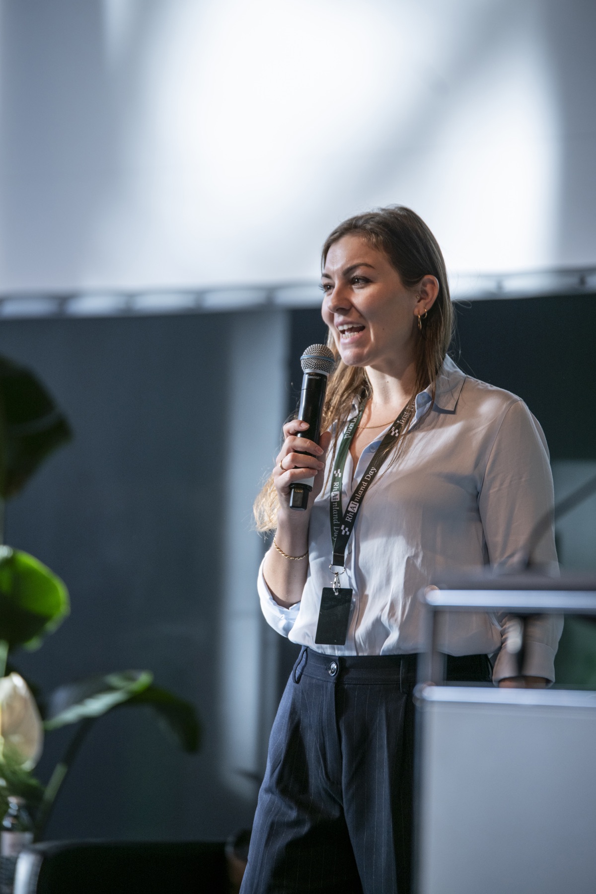 Larissa Klein moderiert auf der Hauptbühne des RhAInland Day